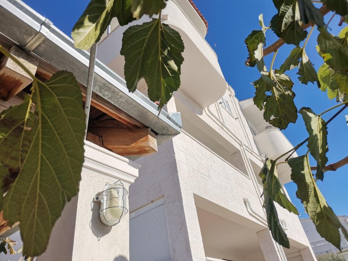 Apartments Marija - By The Sea Рогозница Экстерьер фото