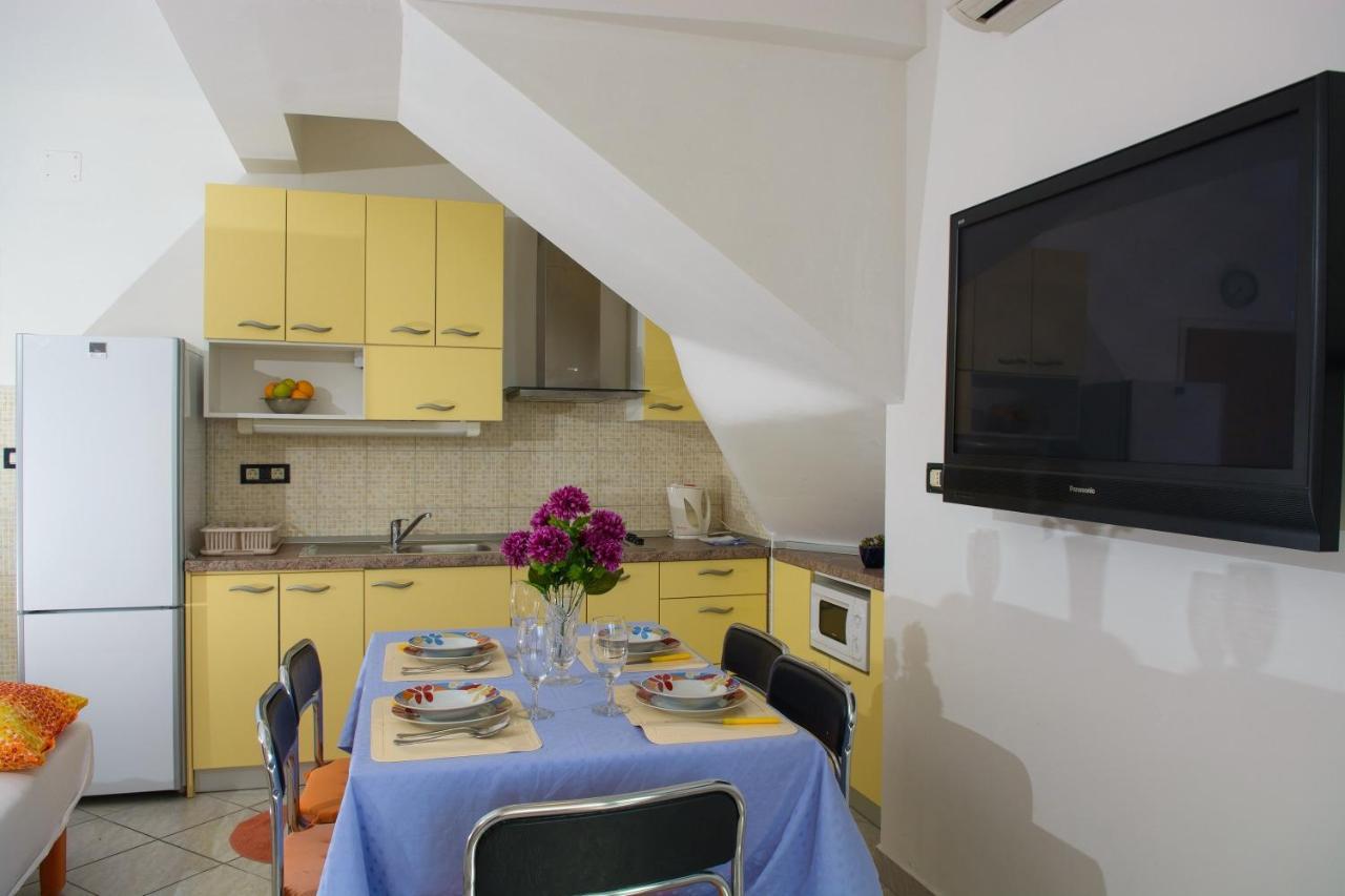 Apartments Marija - By The Sea Рогозница Экстерьер фото
